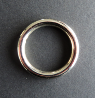 Ring 39 mm doorgang 30 mm. Geschikt voor 3 cm breed band