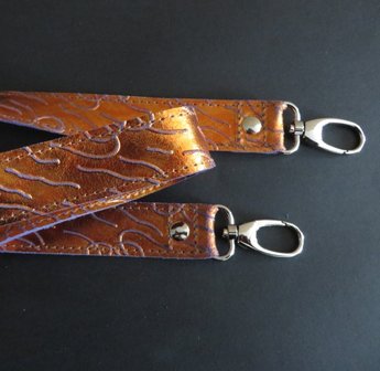 Schouderband echt metalic leer in 4 lengtes met nikkel of messing musketons